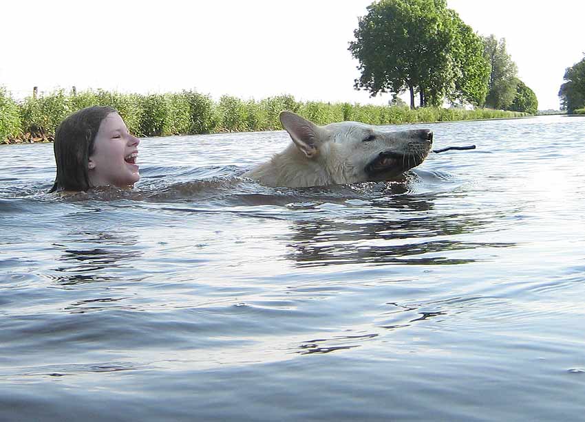 Karhu und Lilja beim Baden in der Hamme - Foto aus dem Sommer 08 Gaby von D&ouml;llen, Worpswede