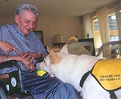 Gezielte Ballablage auf dem Scho&szlig; war das Erste, was Karhu lernen musste