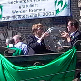 Da ist sie - die Meisterschale!